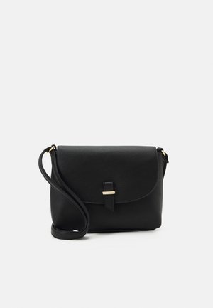 Sac bandoulière en cuir noir avec un rabat et une fine bandoulière, présentant un petit fermoir rectangulaire doré à l'avant.