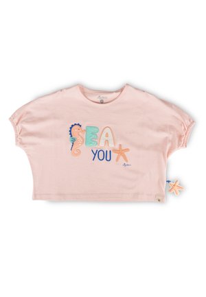 Hellrosa Kinder-T-Shirt mit kurzen Ärmeln, mit bunten, meeresthematischen Buchstaben, die "SEA YOU" buchstabieren, sowie einem Seepferdchen- und Seestern-Design.