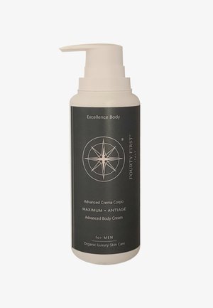 Geavanceerde bodycrème in een cilindrische witte en zwarte pompflacon. Heeft een kompass ontwerp, gelabeld met productdetails en "voor HEREN."