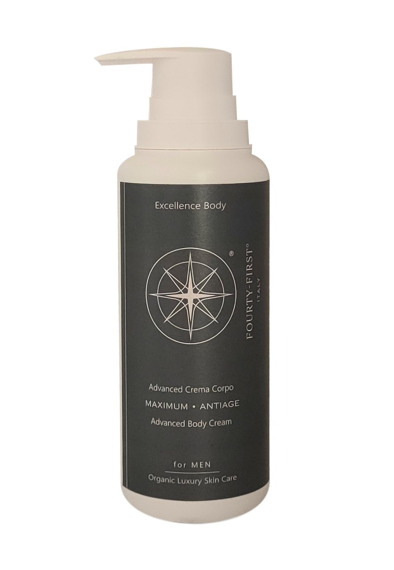 Geavanceerde bodycrème in een cilindrische witte en zwarte pompflacon. Heeft een kompass ontwerp, gelabeld met productdetails en "voor HEREN."