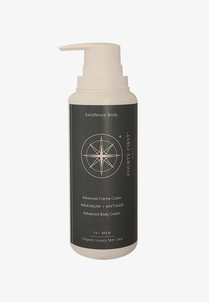Geavanceerde bodycrème in een cilindrische witte en zwarte pompflacon. Heeft een kompass ontwerp, gelabeld met productdetails en "voor HEREN."