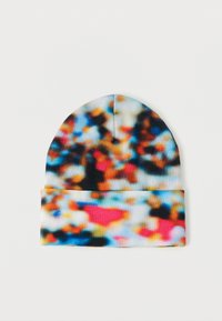 Šarena pletena kapa s višebojnim apstraktnim uzorkom, mekanog teksture i sa savijenim rubom. Dominantne boje su plava, ružičasta i narančasta.