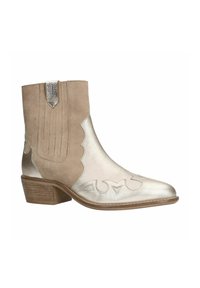 Stivaletto color tortora e argento con punta affusolata, sovrastruttura in suede, dettagli metallici, cuciture decorative e un tacco basso in legno.