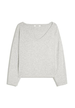 Lysegrå, langærmet strikket sweater med V-hals og ribstrikkede manchetter, lagt fladt ud med mærkets etiket synlig inde i halsudskæringen.