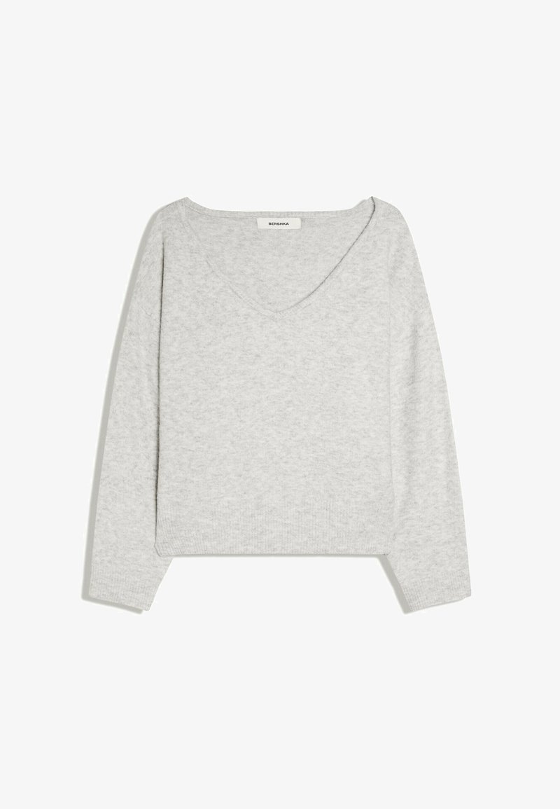 Pull en maille gris clair à manches longues avec col en V et poignets côtelés, posé à plat avec l’étiquette de la marque visible à l’intérieur de l’encolure.