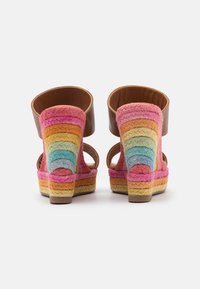Sandalias de cuña de cuero marrón con un tacón trenzado multicolor en tonos rosa, naranja, amarillo y azul, diseño abierto con correas en el tobillo.