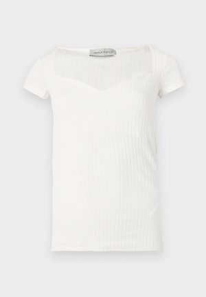 Biely rebrovaný krátky rukáv s hranatým výstrihom a jemným diagonálnym švom, značený Anna Field.