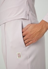 Nike Performance HERITAGE PANT - Treniņtērpa apakšdaļas - platinum violet/barely volt