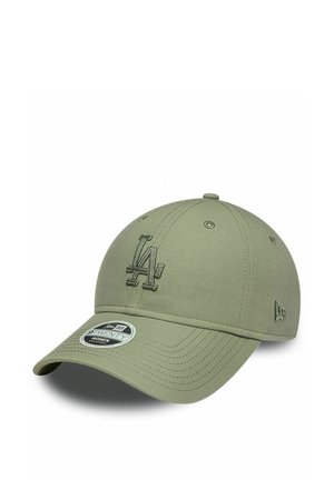 Casquette de baseball vert olive avec logo "LA" brodé sur le devant et logo New Era sur le côté, visière incurvée avec autocollant dessus.