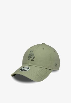 Casquette de baseball vert olive avec logo "LA" brodé sur le devant et logo New Era sur le côté, visière incurvée avec autocollant dessus.