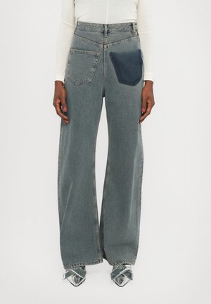 Wide-leg denim jeans in light gray with a contrasting dark blue pocket. Features a high waist, frayed hems, and classic five-pocket styling.