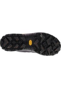 Suola in gomma Vibram con battistrada profondo e macchie arancioni; scanalature e creste angolari per una migliore aderenza; per lo più nera con accenti gialli.