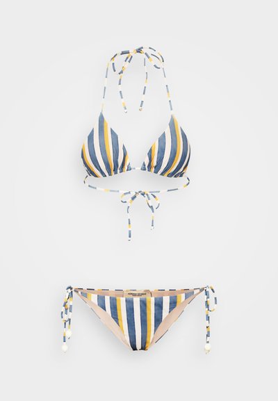 Der gestreifte Bikini verfügt über ein dreieckiges Oberteil mit blauen und gelben Streifen sowie einen dazu passenden Slip mit seitlichen Bindebändern und Perlen.