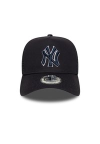 Svart caps med brodert marineblå logo, strukturert design, buet skjerm og mesh-sider. Justerbar passform med etikett på undersiden.
