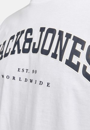 Biela bavlnená tričko s veľkým čiernym textom "BACK&JONES", s menším potlačou "EST. 90" a "WORLDWIDE" pod ním.