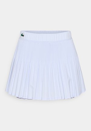 Falda plisada azul claro hecha de tela texturizada. Cinturilla elástica con un pequeño detalle de logo verde. Diseño acampanado que llega hasta la mitad del muslo.