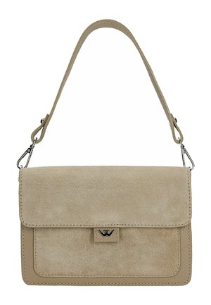 Beige suède en leren schoudertas met klepsluiting, metalen logo detail en afneembare band met zilveren gespen.