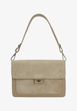 Béžová semišová a kožená kabelka přes rameno s klopou, kovovým logem a odnímatelným popruhem se stříbrnými sponami.