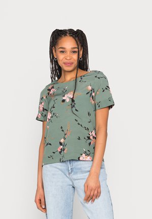 Blusa verde de manga curta com padrão floral em rosa e preto. Corte descontraído com decote redondo, feita de tecido leve.