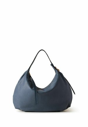 Borsa hobo in pelle blu navy morbida con una singola tracolla e cursori delle cerniere, poggiata su uno sfondo bianco.