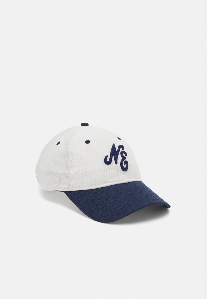 Cappello da baseball bianco con visiera blu navy, dotato di un logo "N&" blu ricamato sulla parte anteriore, con texture del tessuto e fori di ventilazione visibili.