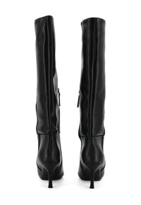 Stivali neri in pelle con tacco a stiletto al ginocchio, con una texture liscia, design aderente e cerniere laterali per la chiusura.