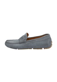 Grå ruskind loafers med moc toe-design, syede detaljer og en tan gummisål. Slip-on stil, der har en glat overflade og subtile accents.