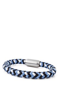 Austuņota aproce ar ziliem, melniem un baltiem pavedieniem, ko papildina gluda metāla sprādze. Tekstūrēta pīšana nodrošina izteiksmīgu izskatu.