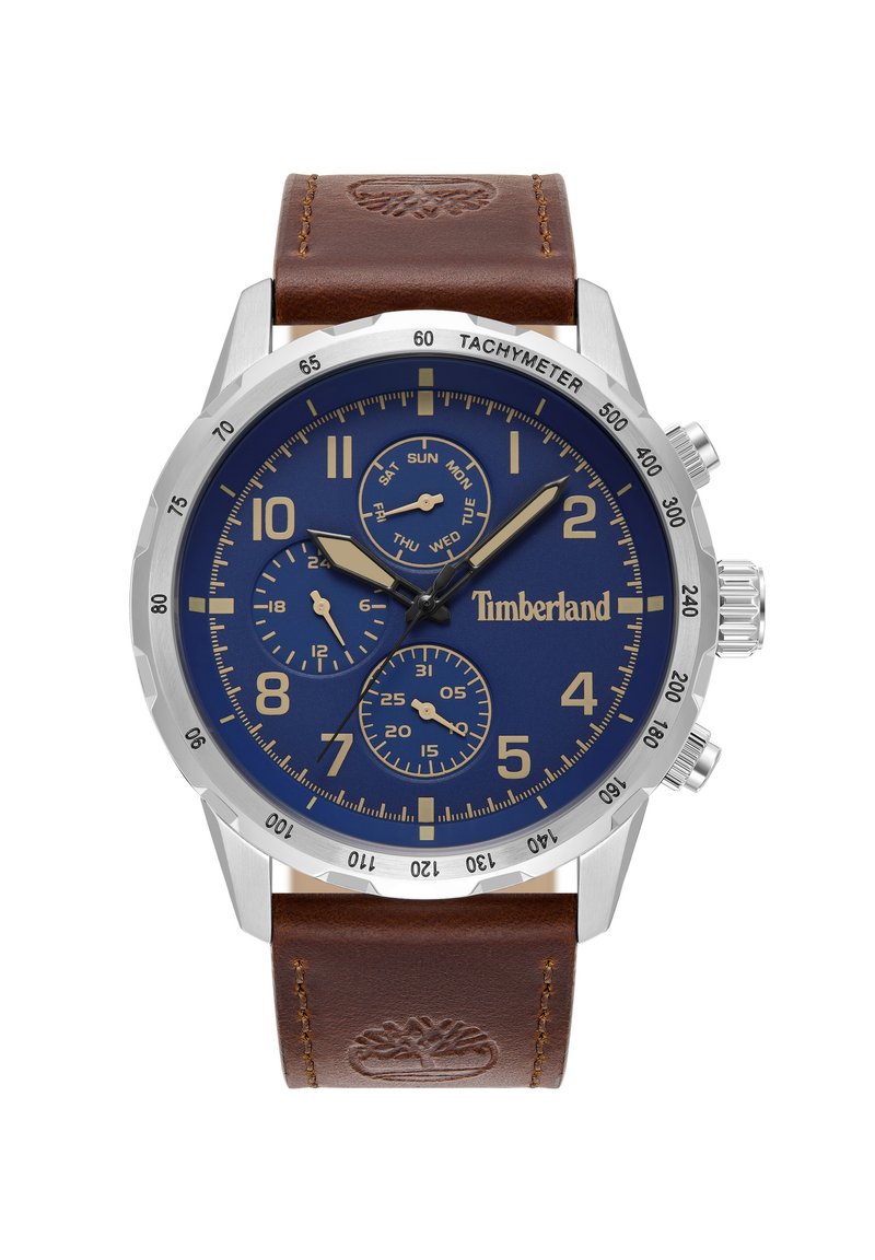 Orologio Timberland con quadrante blu, cassa in acciaio inossidabile argento e cinturino in pelle marrone. Presenta subquadranti cronografici e un tachimetro.