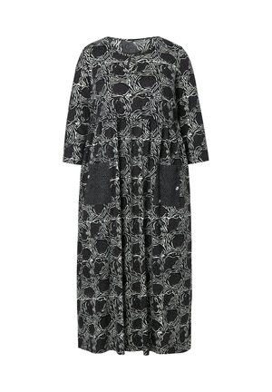 Zwart-wit gemêleerde maxi-jurk met driekwart mouwen, ronde halslijn en twee zijzakken met textuurdetails.