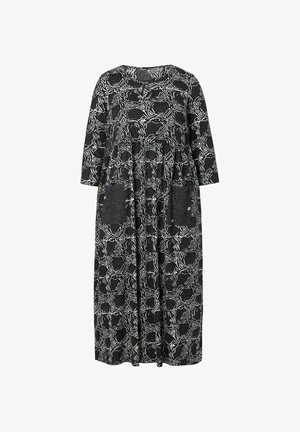 Schwarz-weißer Mustermix Maxikleid mit dreiviertelÄrmeln, rundem Ausschnitt und zwei seitlichen Taschen mit strukturierten Details.