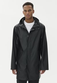 Fekete vízálló esőkabát kapucnival, patentos záródással, oldalsó zsebekkel és sima, elegáns felülettel.