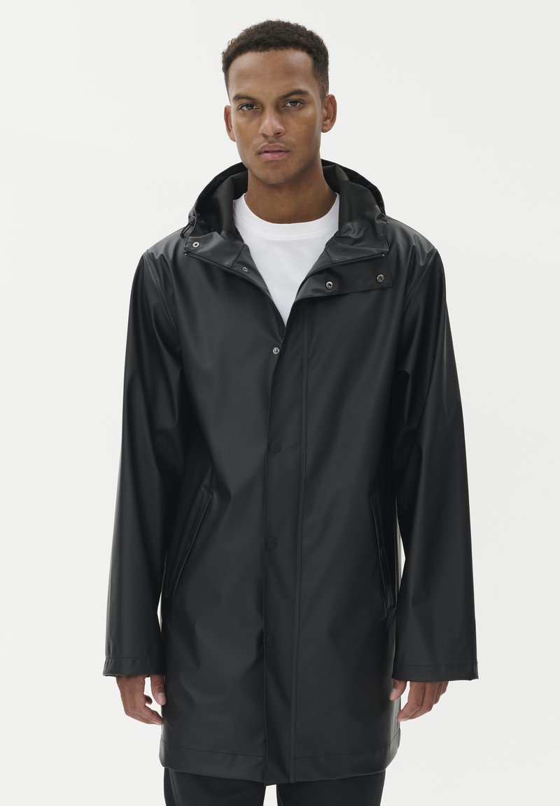 Fekete vízálló esőkabát kapucnival, patentos záródással, oldalsó zsebekkel és sima, elegáns felülettel.