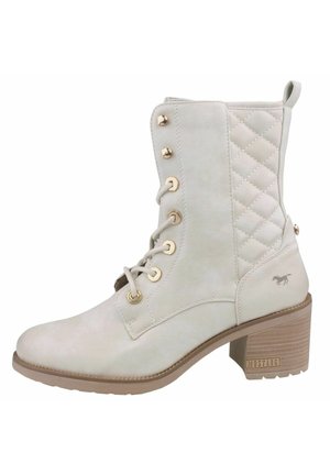 Botte lacée crème de mi-mollet avec panneau de cheville matelassé, œillets dorés, talon bloc et logo de cheval Mustang près du talon.