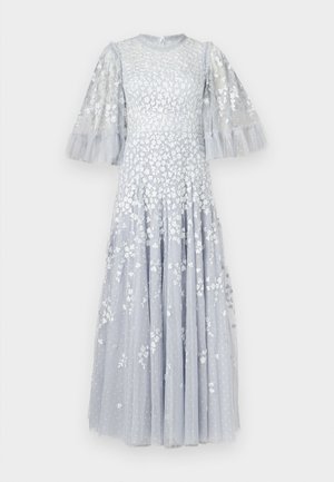 Jasnoniebieska sukienka do kolan z przezroczystej tkaniny z kwiatowym haftem. Posiada bufiaste rękawy i marszczoną spódnicę w kropki.