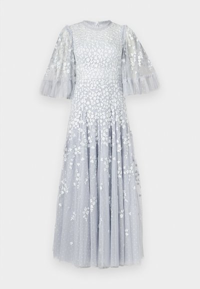 Jasnoniebieska sukienka do kolan z przezroczystej tkaniny z kwiatowym haftem. Posiada bufiaste rękawy i marszczoną spódnicę w kropki.