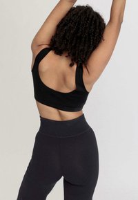 hessnatur FITTED - Top - schwarz