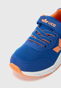 Μπλε αθλητικό παπούτσι με πορτοκαλί λεπτομέρειες, κατασκευασμένο από πλέγμα και συνθετικά υλικά, με στρογγυλή μύτη, επένδυση στον αστράγαλο και κορδόνια για ασφαλή εφαρμογή.