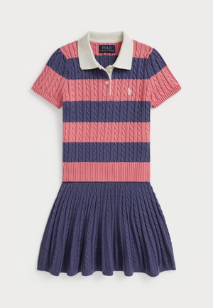 Abito a maniche corte con texture a maglia, caratterizzato da strisce rosa e blu navy, colletto a coste e gonna plissettata. Logo sul petto.