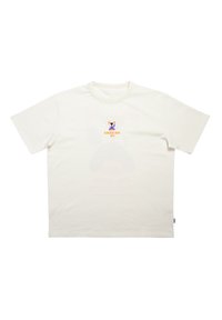Creme farbenes Baumwoll-T-Shirt mit kurzen Ärmeln, das eine verspielte Illustration eines Hundes und den Text "LAZY AS F***" in Orange und Blau zeigt.