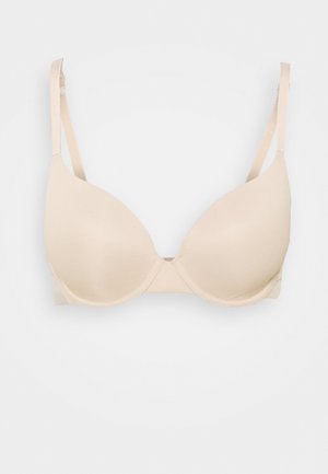 Beige gewatteerde beha met verstelbare banden, een gladde textuur en een klassiek ontwerp met een naadloze cup en een haak-en-oogsluiting aan de achterkant.