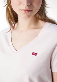 Levi's® THE PERFECT TEE V-NECK - Lihtne T-särk - mauve chalk