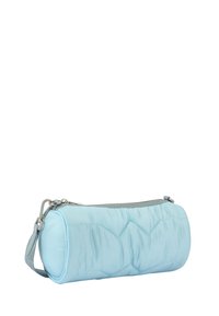 Borsa in tessuto trapuntato di colore azzurro chiaro, dalla forma cilindrica, con zip grigia e manico, e un sottile motivo a rombi.