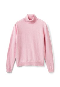 Pull en maille rose pâle à manches longues, col montant, avec des bords côtelés aux poignets, au col et à l'ourlet sur un fond blanc.