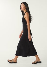Stradivarius MIDI WITH KNOT - Vestito di maglina - black