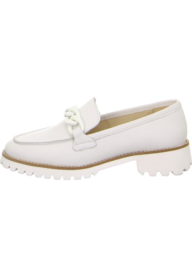 Mocasin de cuero blanco con un detalle de nudo elevado en la parte frontal, suela de goma blanca gruesa y acentos de cuero marrón cosidos. Diseño de punta redondeada.