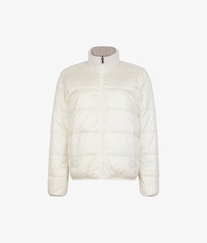 Veste matelassée blanche avec fermeture éclair devant et col montant en tricot côtelé. Manches longues et ourlet à la hauteur des hanches.