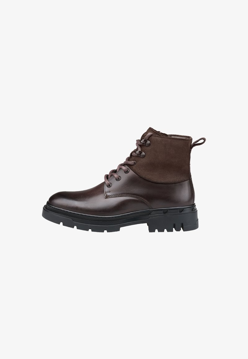 Bottines en cuir marron et daim avec une semelle en caoutchouc, à lacets et avec une languette à l'arrière ; présente des textures contrastantes et un look robuste.