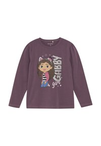 Langes, lila Jersey-T-Shirt mit langen Ärmeln, das eine Grafik eines Cartoon-Mädchens mit lockigem Haar zeigt, das eine rosa Jacke und ein gestreiftes Shirt trägt.