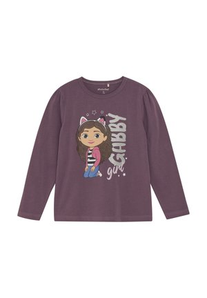 Langes, lila Jersey-T-Shirt mit langen Ärmeln, das eine Grafik eines Cartoon-Mädchens mit lockigem Haar zeigt, das eine rosa Jacke und ein gestreiftes Shirt trägt.